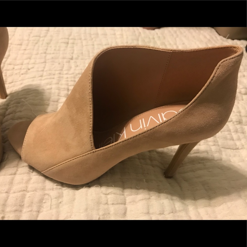 Calvin Klein Size 7 Heels NWOT MINT CONDITION!